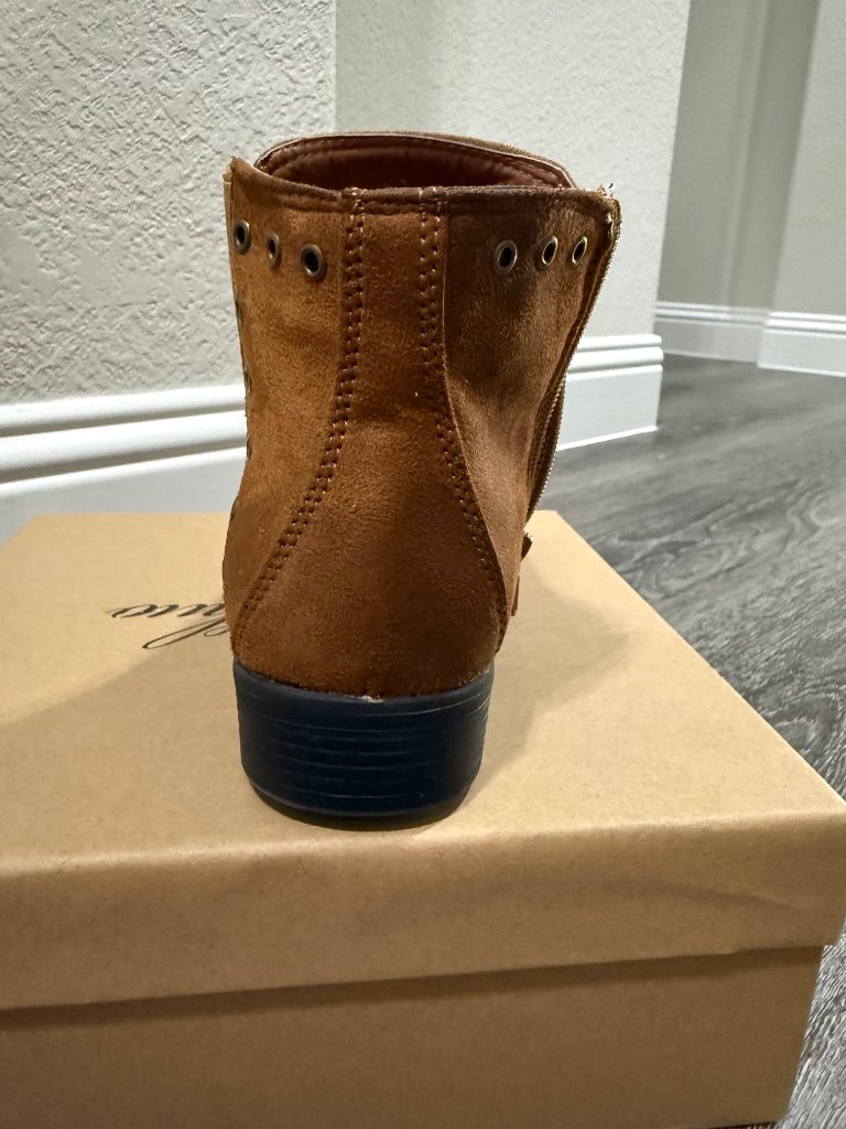 Olive Street Cognac Brown Ankle Booties Size 8.5 Side Zip Studded Chelsea Boots — image 4 of 8